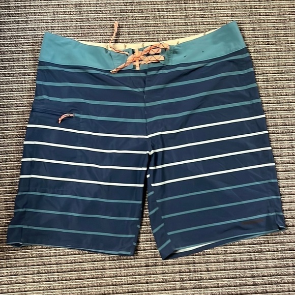 MEN'S new Patagonia board shorts size 36 - Picture 1 of 3